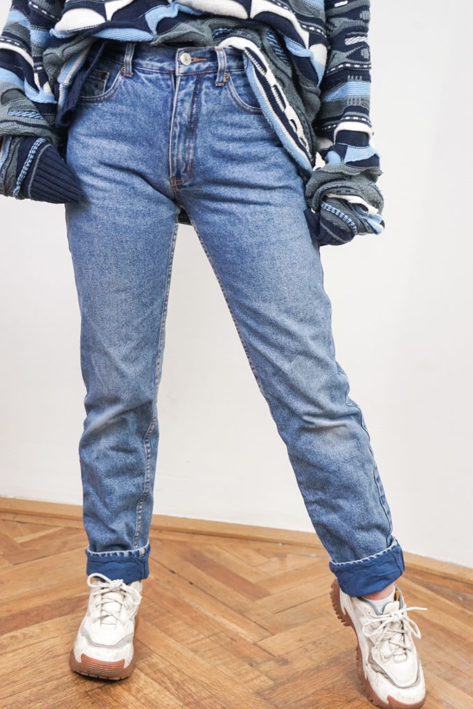 casual vintage 90s mid blue mom jeans